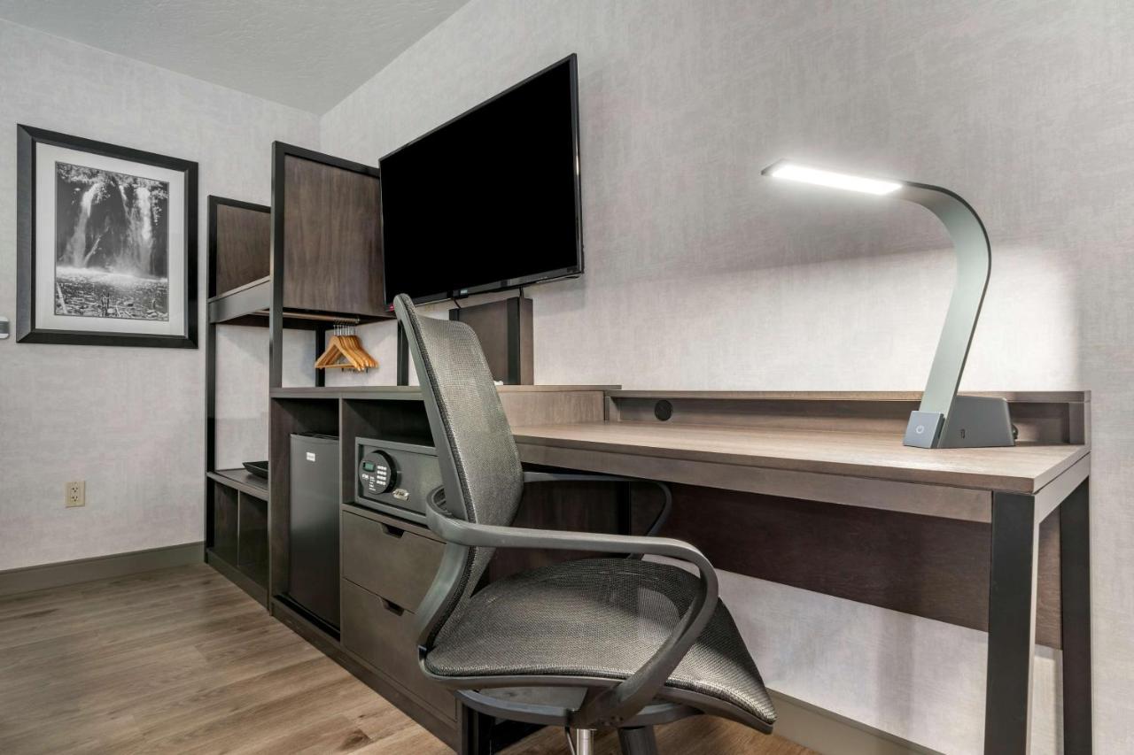 Best Western Plus Hilltop Inn Реддинг Экстерьер фото