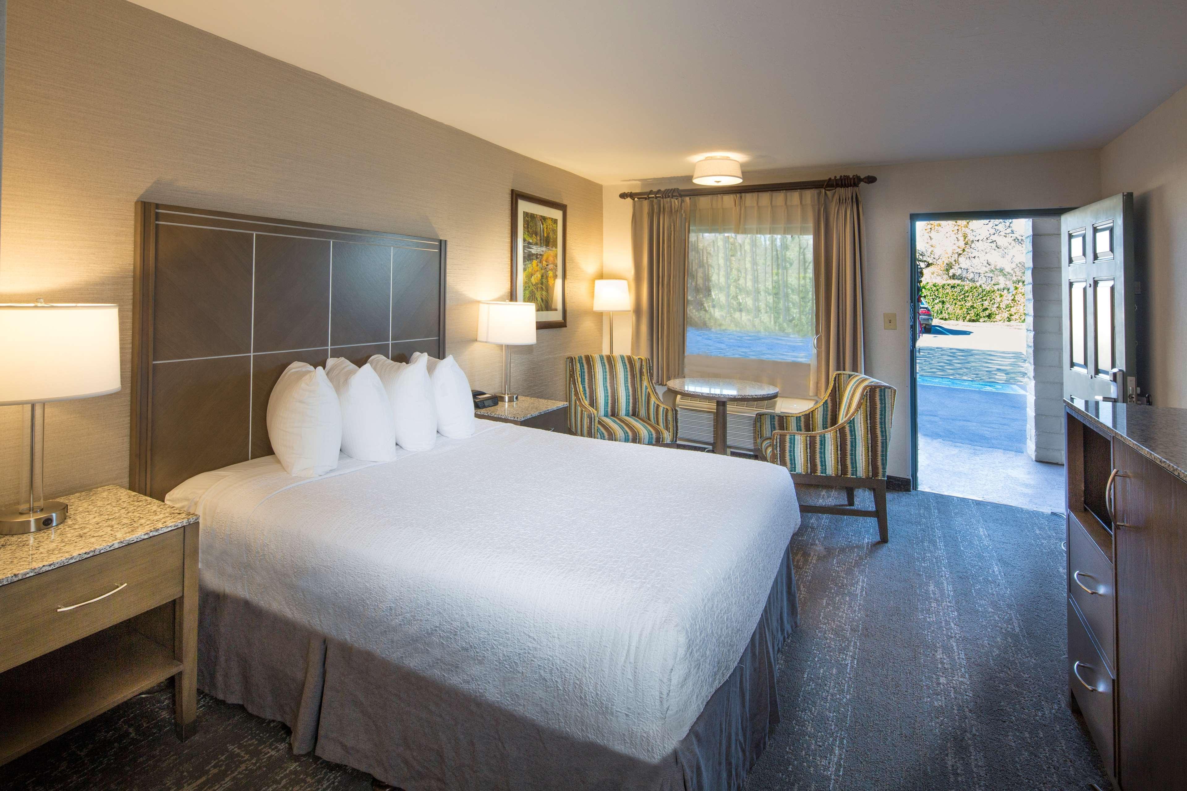 Best Western Plus Hilltop Inn Реддинг Экстерьер фото