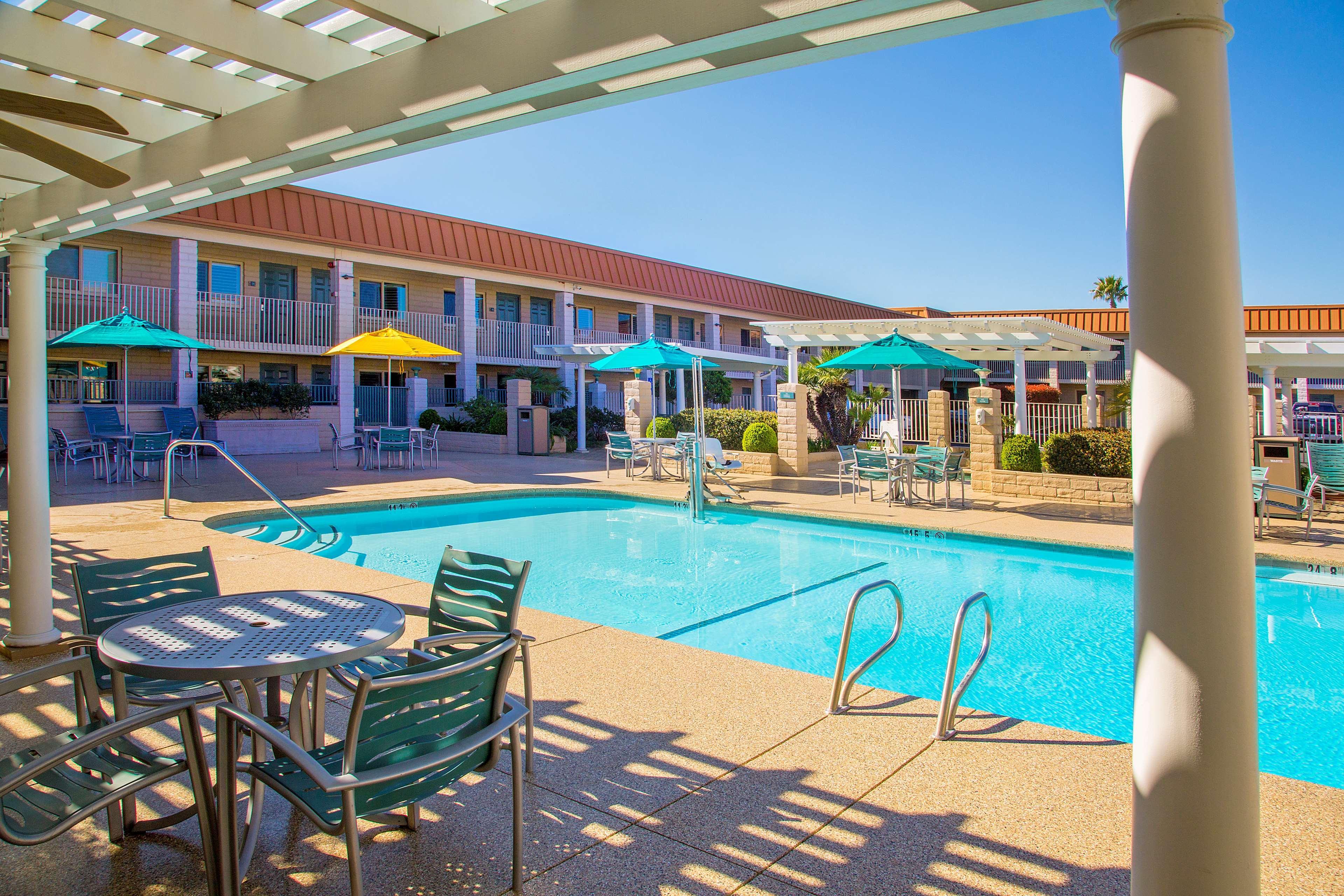 Best Western Plus Hilltop Inn Реддинг Экстерьер фото